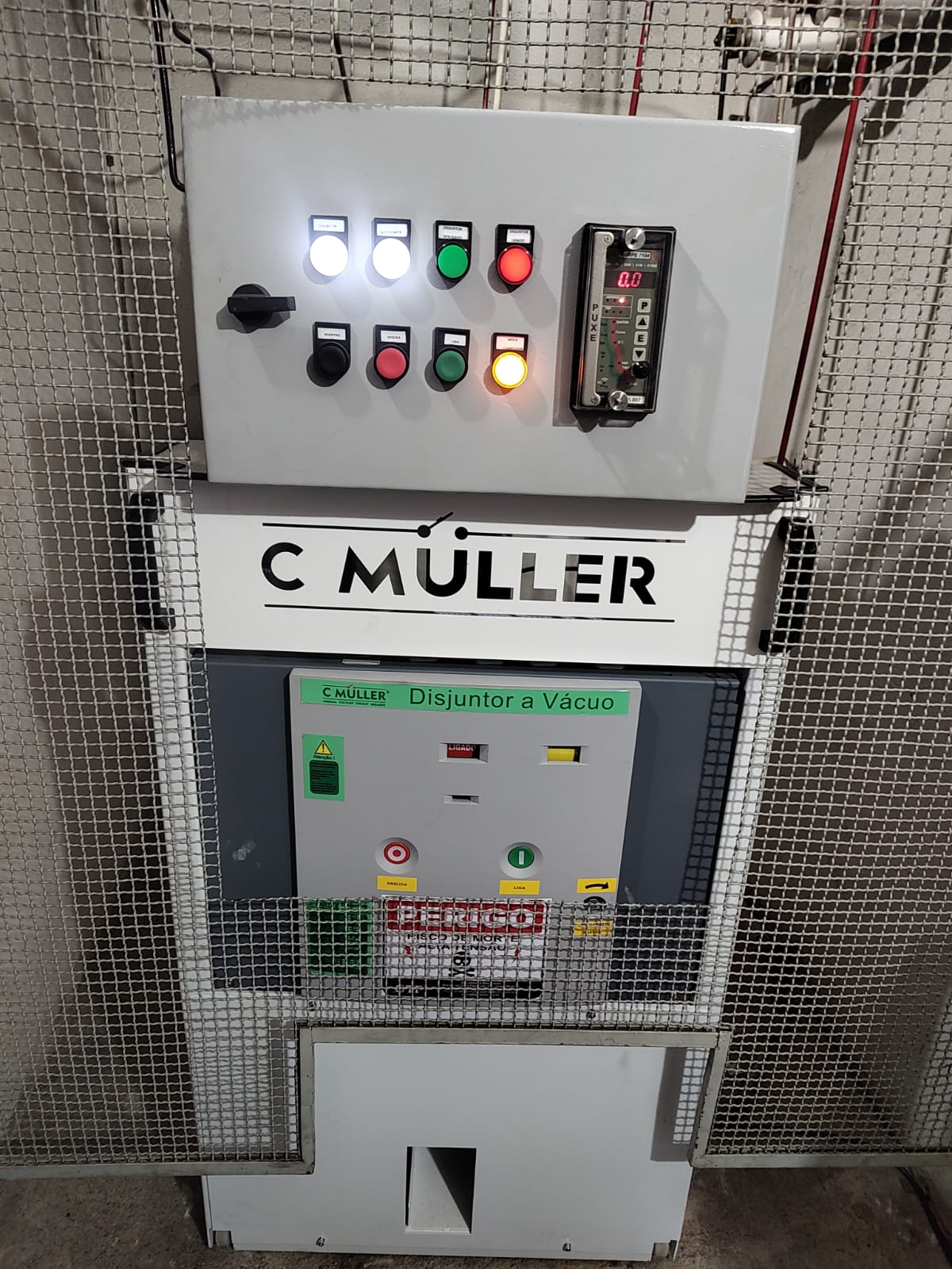 Painel de comando com relé de proteção